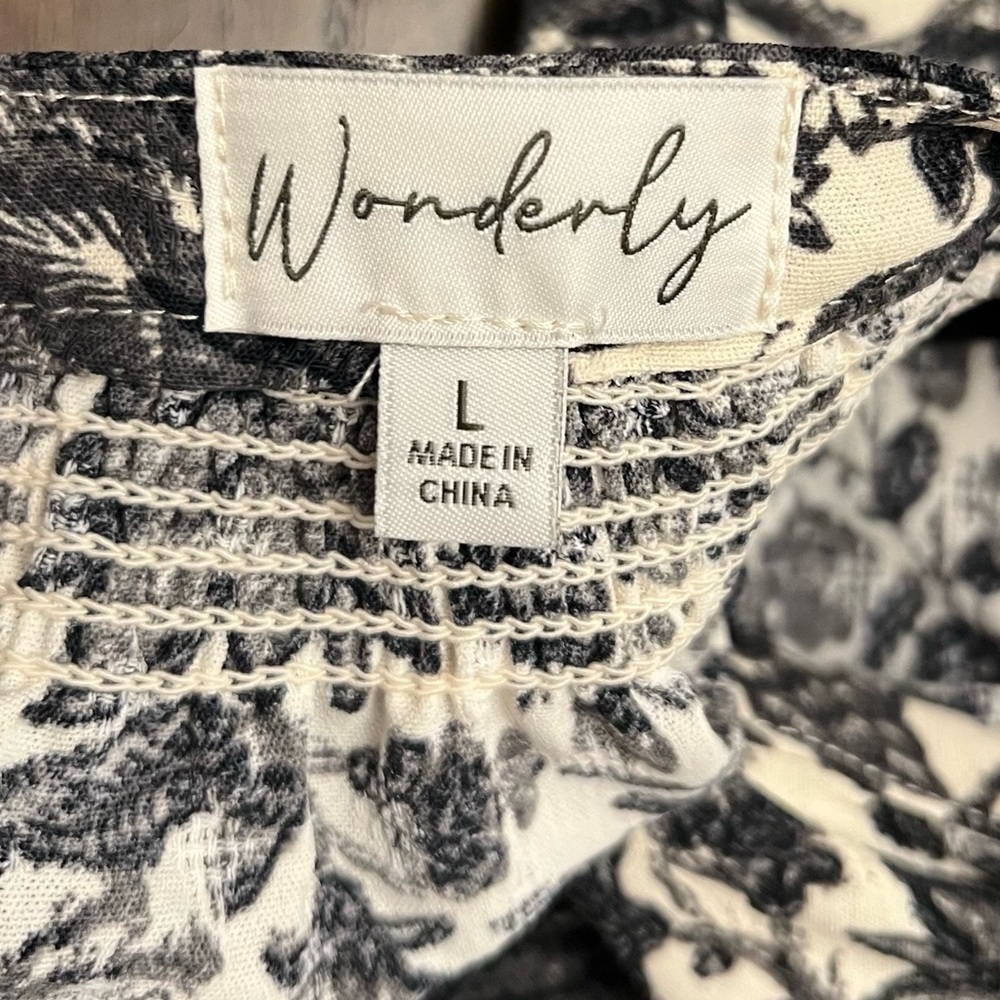 EUC Wonderly Black & White Floral Women's Top - L - Picture 6 of 6